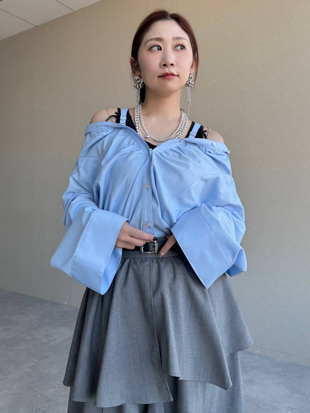 シルバー系のブーツ、ブルー系のシャツ/ブラウス、シルバー系のイヤリングを着用したレディースの冬コーディネートの5枚目の写真