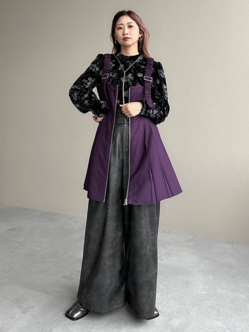 グレー系のその他パンツ、シルバー系のブーツ、パープル系のチュニックを着用したレディースの冬コーディネートの7枚目の写真