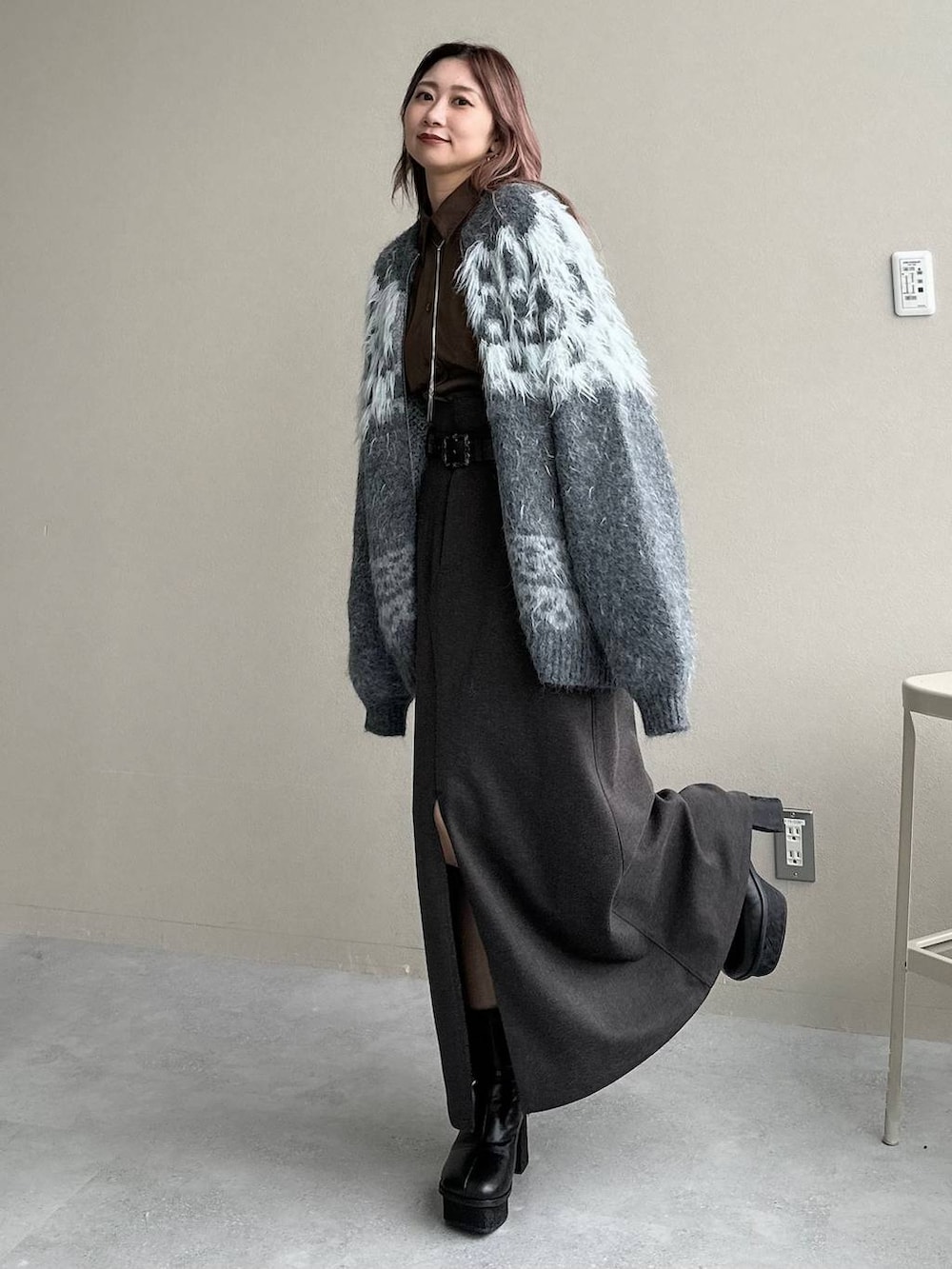 ブラック系のブーツ、ブラウン系のシャツ/ブラウス、グレー系のカーディガン/ボレロを着用したレディースの秋コーディネートの2枚目の写真