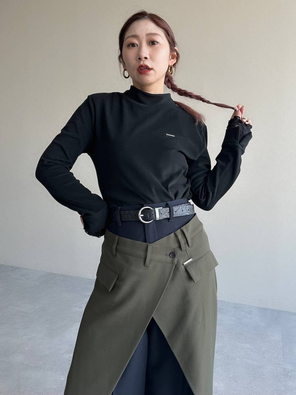 その他のネクタイ、ブラック系のショルダーバッグ、ブラック系のTシャツ/カットソーを着用したレディースの冬コーディネートの6枚目の写真