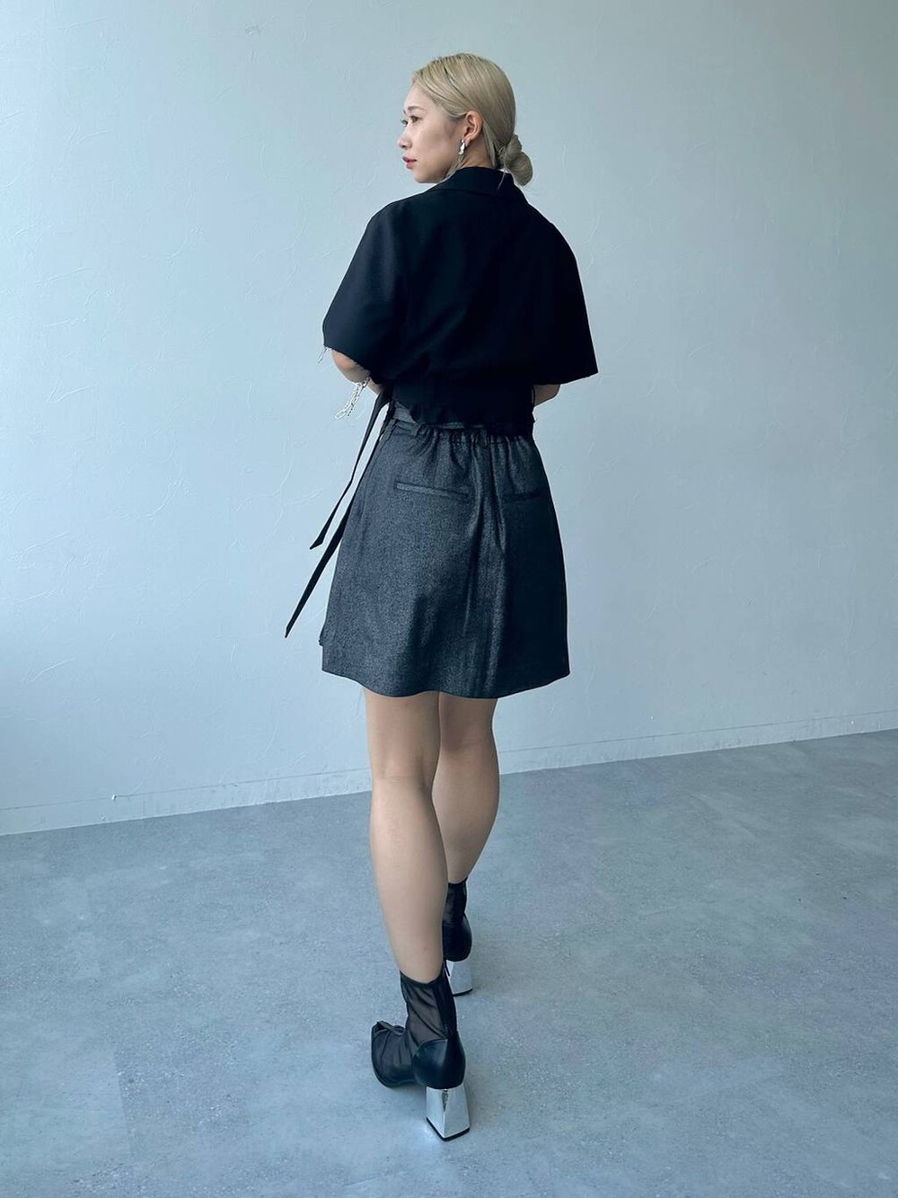 「体型カバー、着痩せ・細見え、モード、結婚式2次会、休日コーデ、デート/ロマンティック、夏コーデ、女子会、個性派、モテ、きれいめ、カラーコーデ_HARE、HARE、ジャケット、ジャケットスタイル」｜「HAREのメタルヒールメッシュブーサン(HARE)（サンダル、ブラック系）」を使った、hare_usamiさん（骨格ウェーブ・レディース・158cm）の夏コーディネートの2枚目の写真