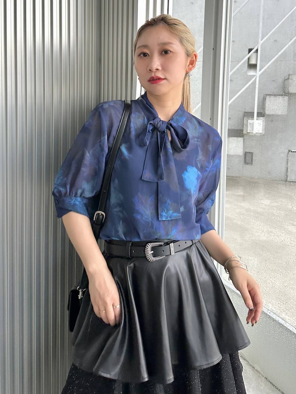 「きれいめ、着痩せ・細見え、モード、結婚式2次会、休日コーデ、デート/ロマンティック、夏コーデ、女子会、個性派、モテ、カラーコーデ_HARE、HARE、ブラウス、ロングスカート」｜「HAREのメタルボリュームヒールスポーツチャンキーサンダル(HARE)（サンダル、グレー系）」を使った、hare_usamiさん（レディース・158cm）の夏コーディネートの3枚目の写真