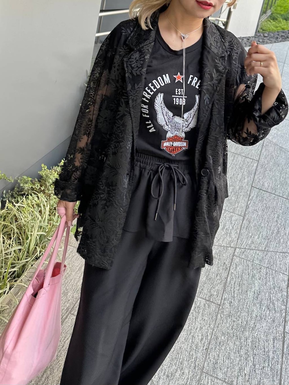 「きれいめ、着痩せ・細見え、モード、結婚式2次会、休日コーデ、デート/ロマンティック、夏コーデ、女子会、個性派、モテ、カラーコーデ_HARE、HARE、ワイドパンツ、ジャケット」｜「HAREのラメメッシュスニーカーサンダル(HARE)（サンダル、ブラック系）」を使った、hare_usamiさん（レディース・158cm）の夏コーディネートの2枚目の写真