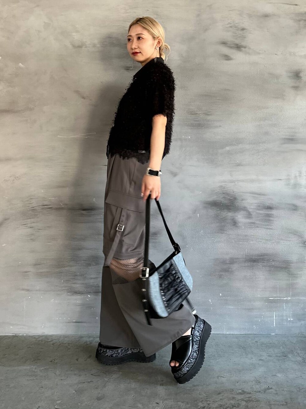 ブラック系のTシャツ/カットソー、グレー系のカーゴパンツ、ブラック系のブレスレットを着用したレディースの春コーディネートの7枚目の写真