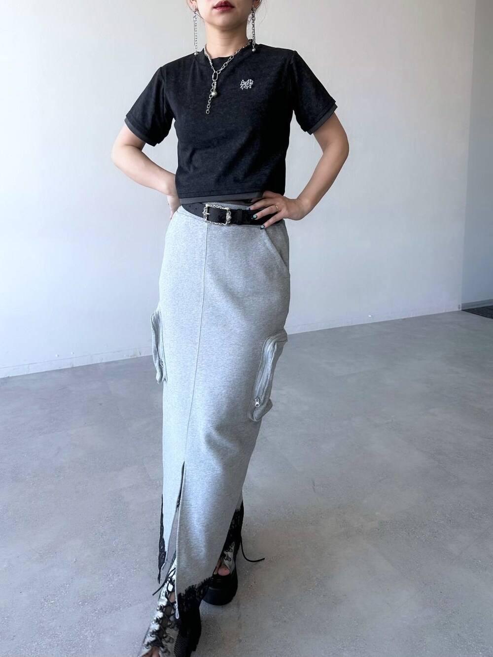 「体型カバー、着痩せ・細見え、モード、結婚式2次会、休日コーデ、デート/ロマンティック、春コーデ、女子会、個性派、モテ、きれいめ、カラーコーデ_HARE、HARE、スカート、Tシャツ」｜「HAREのデザインレースアップブーサン(HARE)（サンダル、シルバー系）」を使った、hare_usamiさん（レディース・158cm）の春コーディネートの7枚目の写真