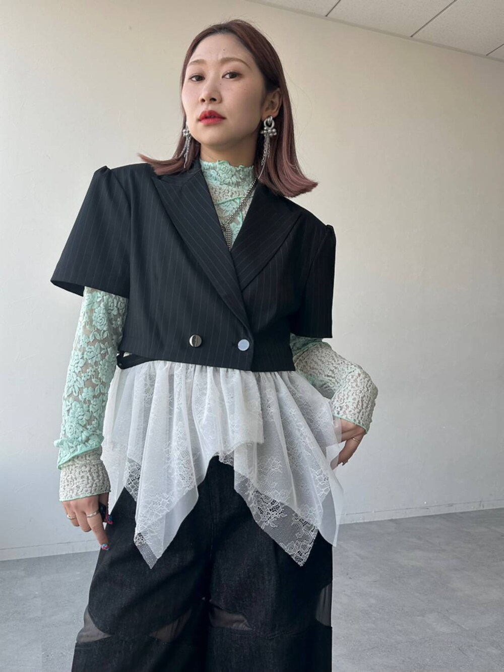 ブラック系のサンダル、ブラック系のデニムパンツ、グリーン系のTシャツ/カットソーを着用したレディースの春コーディネートの5枚目の写真