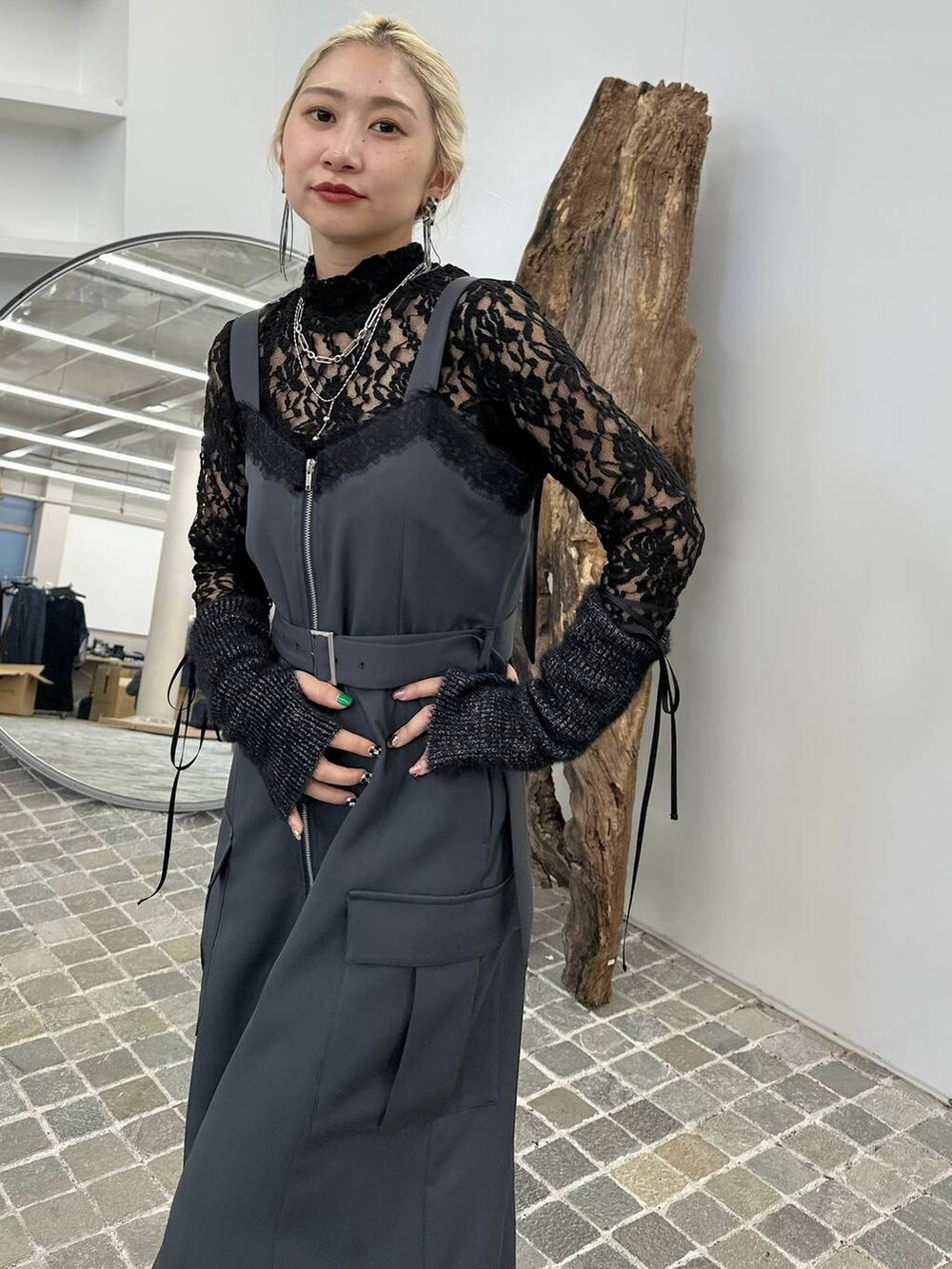 「モテ、きれいめ、カラーコーデ_HARE、HARE、ワンピース、ブーツ、体型カバー、着痩せ・細見え、モード、結婚式2次会、休日コーデ、デート/ロマンティック、秋コーデ、女子会、個性派」｜「HAREのモールレースタイトトップス(HARE)（Tシャツ/カットソー、ブラック系）」を使った、hare_usamiさん（骨格ウェーブ・レディース・158cm）の秋コーディネートの5枚目の写真