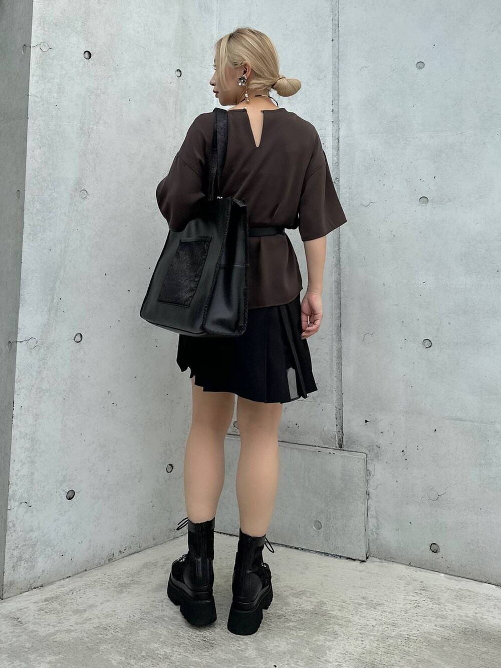 「カラーコーデ_HARE、HARE、きれいめ、着痩せ・細見え、モード、結婚式2次会、休日コーデ、デート/ロマンティック、夏コーデ、女子会、個性派、モテ、Tシャツ、トートバッグ」｜「HAREのメッシュレースアップブーサン(HARE)（サンダル、ブラック系）」を使った、hare_usamiさん（レディース・158cm）の夏コーディネートの3枚目の写真