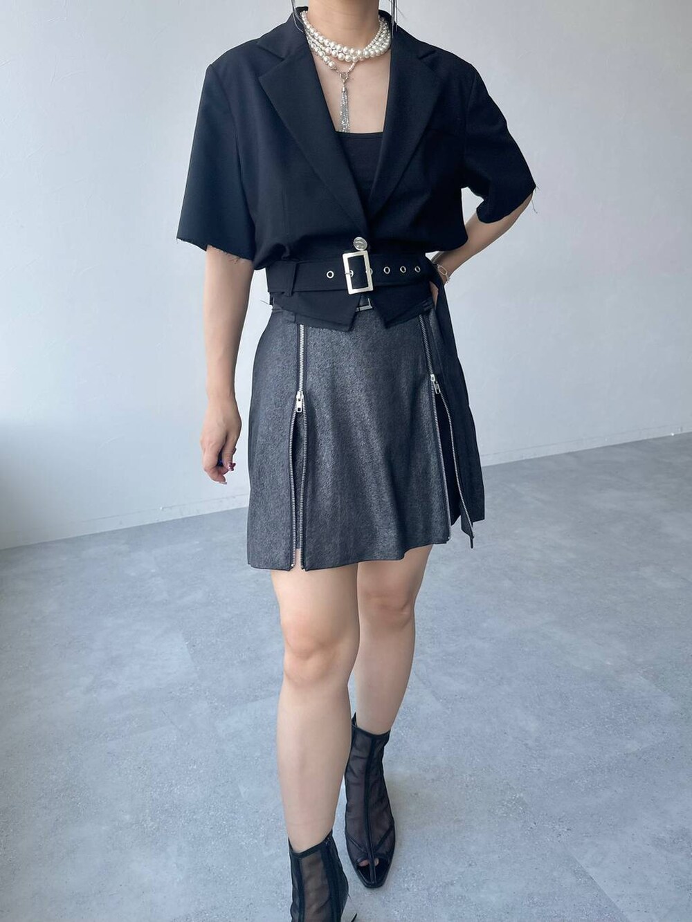 「体型カバー、着痩せ・細見え、モード、結婚式2次会、休日コーデ、デート/ロマンティック、夏コーデ、女子会、個性派、モテ、きれいめ、カラーコーデ_HARE、HARE、ジャケット、ジャケットスタイル」｜「HAREのメタルヒールメッシュブーサン(HARE)（サンダル、ブラック系）」を使った、hare_usamiさん（骨格ウェーブ・レディース・158cm）の夏コーディネートの7枚目の写真