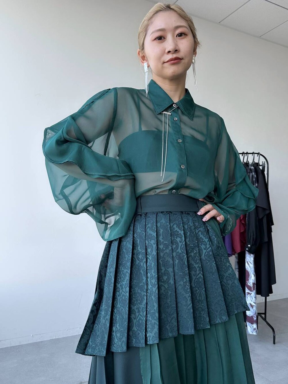 「HARE、シャツ、シャツスタイル、スカート、きれいめ、着痩せ・細見え、モード、結婚式2次会、休日コーデ、デート/ロマンティック、春コーデ、女子会、個性派、モテ、カラーコーデ_HARE」｜「HAREのソデフリルシアーシャツ(HARE)（シャツ/ブラウス、グリーン系）」を使った、hare_usamiさん（レディース・158cm）の春コーディネートの3枚目の写真