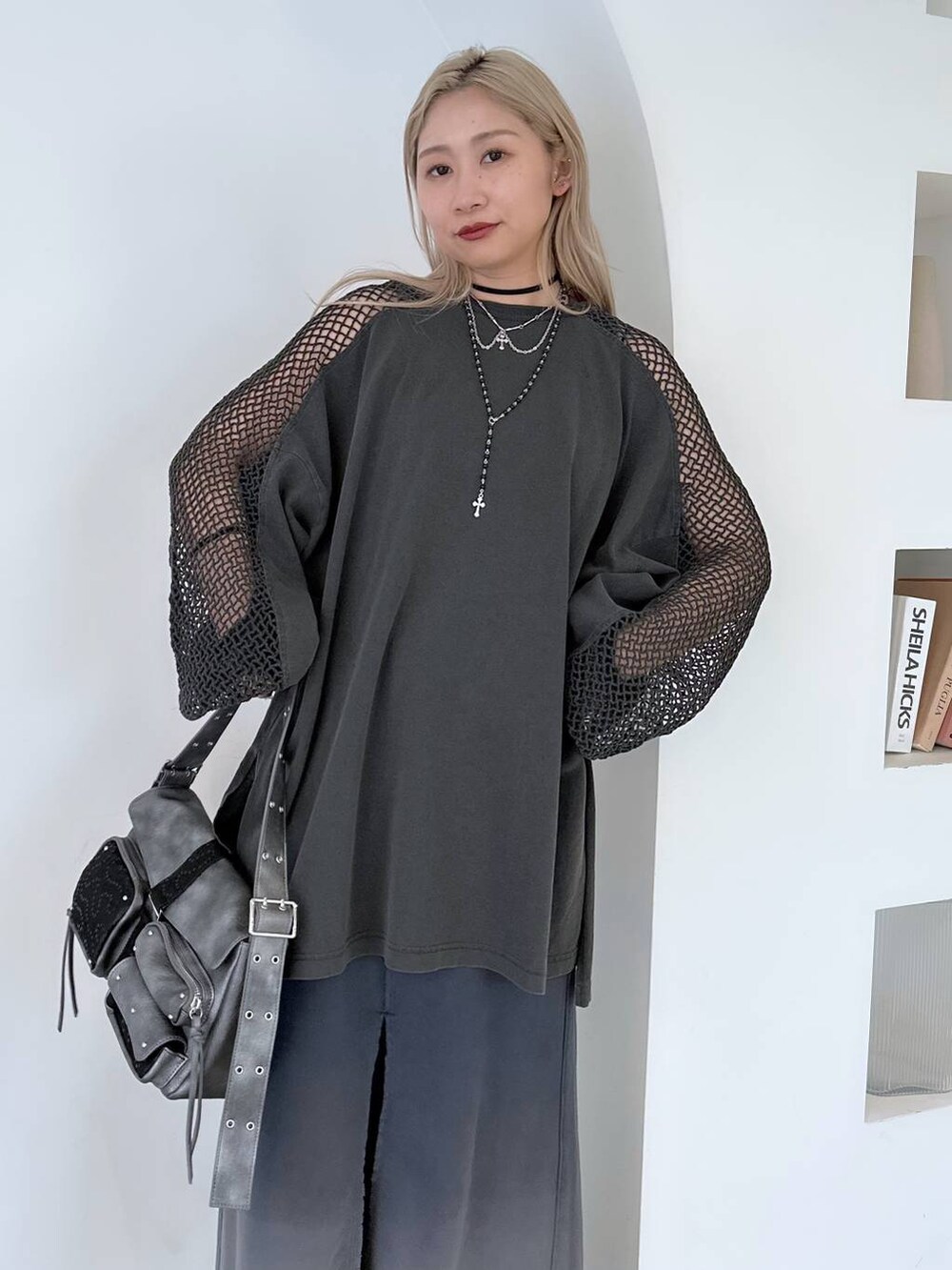 「体型カバー、着痩せ・細見え、モード、結婚式2次会、休日コーデ、デート/ロマンティック、秋コーデ、女子会、個性派、モテ、きれいめ、カラーコーデ_HARE、HARE、ロンT、スカート」｜「HAREのソデメッシュビッグT(HARE)（Tシャツ/カットソー、グレー系）」を使った、hare_usamiさん（レディース・158cm）の冬コーディネートの4枚目の写真