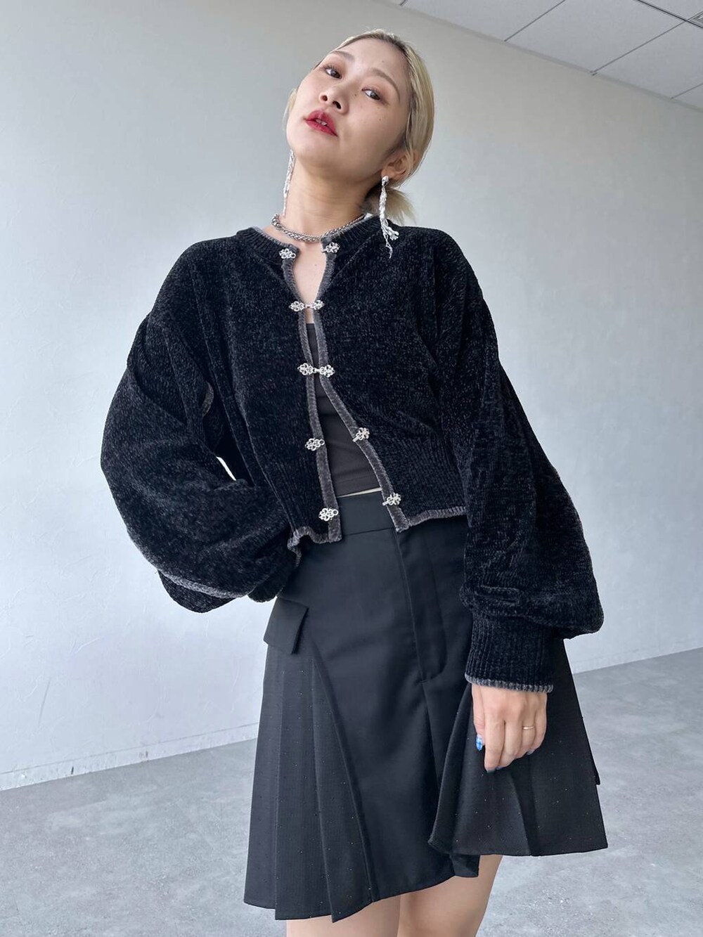 シルバー系のブーツ、ブラック系のその他パンツ、ブラック系のカーディガン/ボレロを着用したレディースの夏コーディネートの3枚目の写真