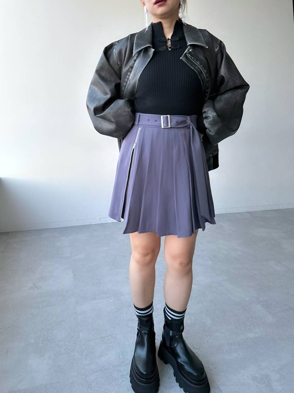 「女子会、モテ、きれいめ、カラーコーデ_HARE、HARE、体型カバー、着痩せ・細見え、モード、結婚式2次会、休日コーデ、デート/ロマンティック、秋コーデ、個性派、ブルゾン、ショートパンツ」｜「HAREのチェーンフリンジイヤリング(HARE)（イヤリング、シルバー系）」を使った、hare_usamiさん（レディース・158cm）の冬コーディネートの6枚目の写真