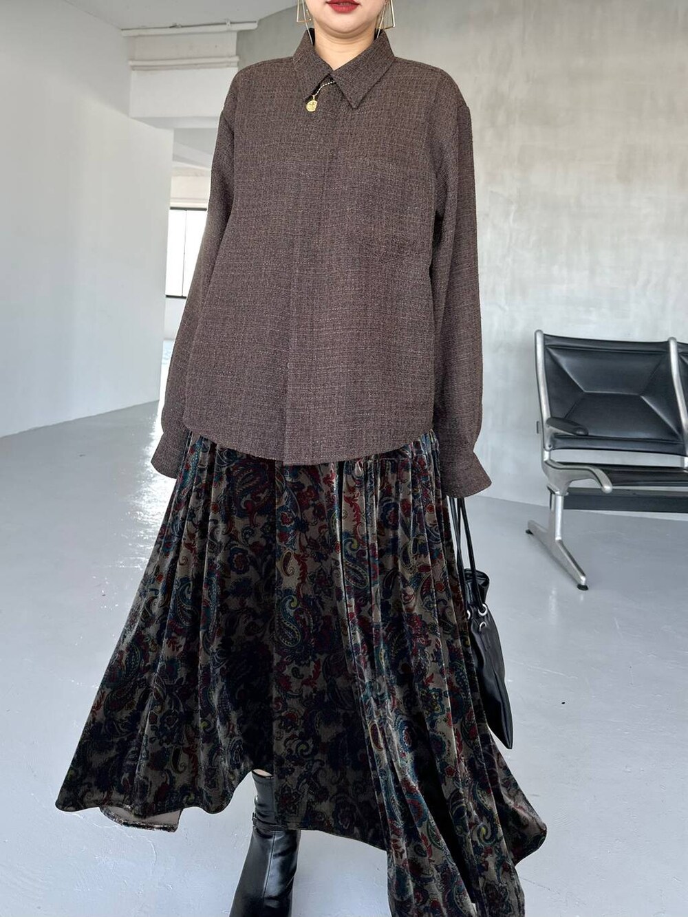 ブラック系のスカート、ブラック系のブーツ、ブラウン系のシャツ/ブラウスを着用したレディースの秋コーディネートの6枚目の写真