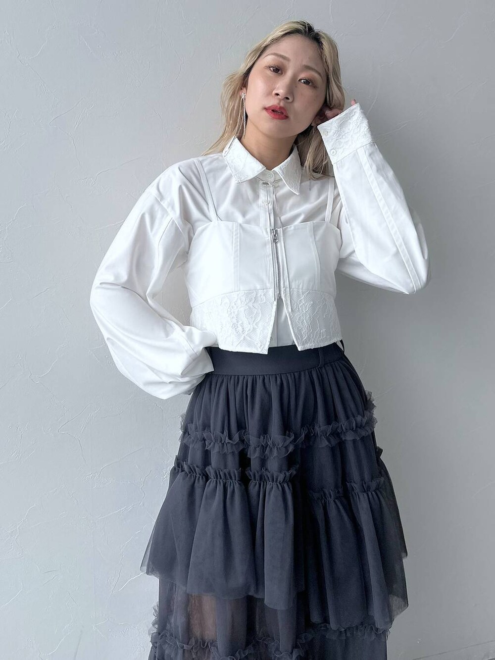「体型カバー、着痩せ・細見え、モード、結婚式2次会、休日コーデ、デート/ロマンティック、夏コーデ、女子会、個性派、モテ、きれいめ、カラーコーデ_HARE、HARE、シャツ、ロングスカート」｜「HAREのラメカットアウトブーサン(HARE)（サンダル、ブラック系）」を使った、hare_usamiさん（骨格ウェーブ・レディース・158cm）の夏コーディネートの5枚目の写真