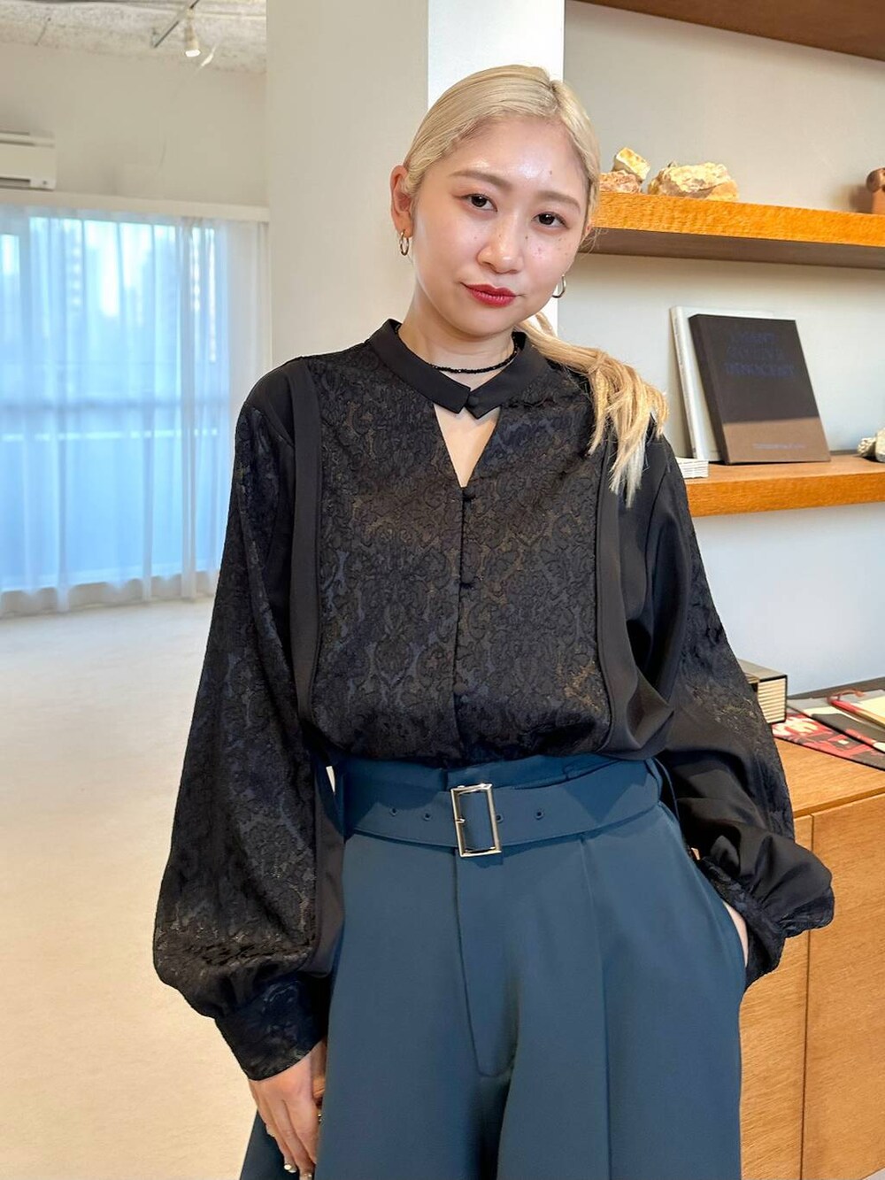 「カラーコーデ_HARE、秋コーデ、女子会、個性派、モテ、きれいめ、体型カバー、着痩せ・細見え、モード、結婚式2次会、休日コーデ、デート/ロマンティック、HARE、ブルゾン、ブラウス」｜「HAREのDABOワイドパンツ(HARE)（その他パンツ、ブルー系）」を使った、hare_usamiさん（骨格ウェーブ・レディース・158cm）の秋コーディネートの3枚目の写真
