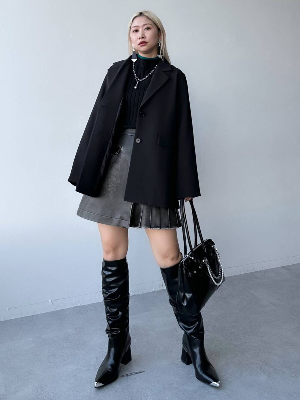 「体型カバー、着痩せ・細見え、モード、結婚式2次会、休日コーデ、デート/ロマンティック、秋コーデ、女子会、個性派、モテ、きれいめ、カラーコーデ_HARE、HARE、ジャケット、ジャケットスタイル」｜「HAREのメタルラインロングブーツ(HARE)（ブーツ、ブラック系）」を使った、hare_usamiさん（レディース・158cm）の冬コーディネートの7枚目の写真