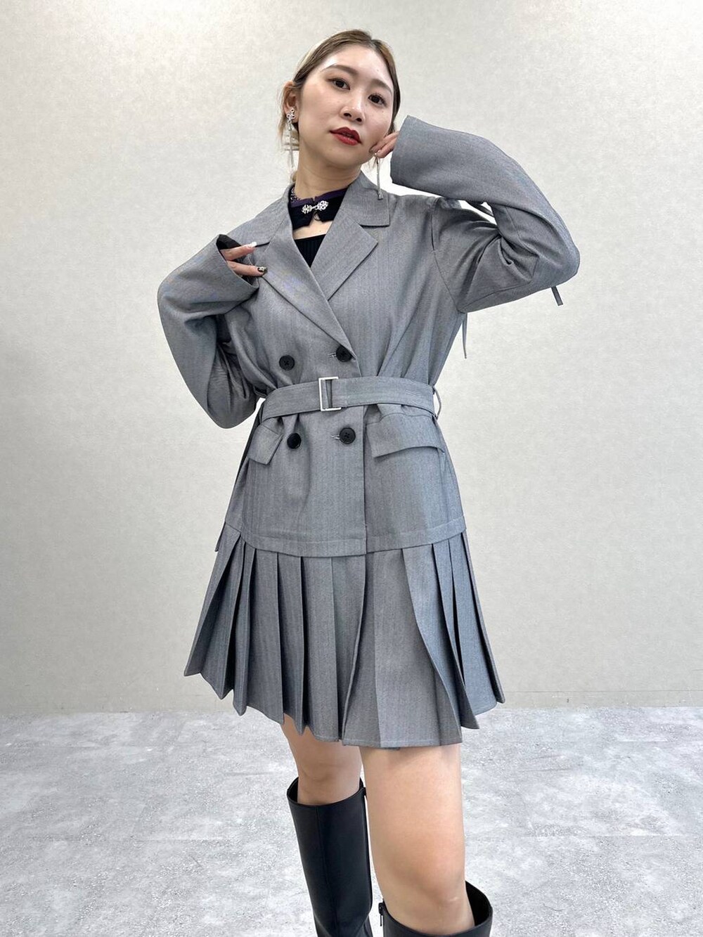 ブラック系のニット/セーター、その他のワンピース、ブラック系のブーツを着用したレディースの秋コーディネートの3枚目の写真