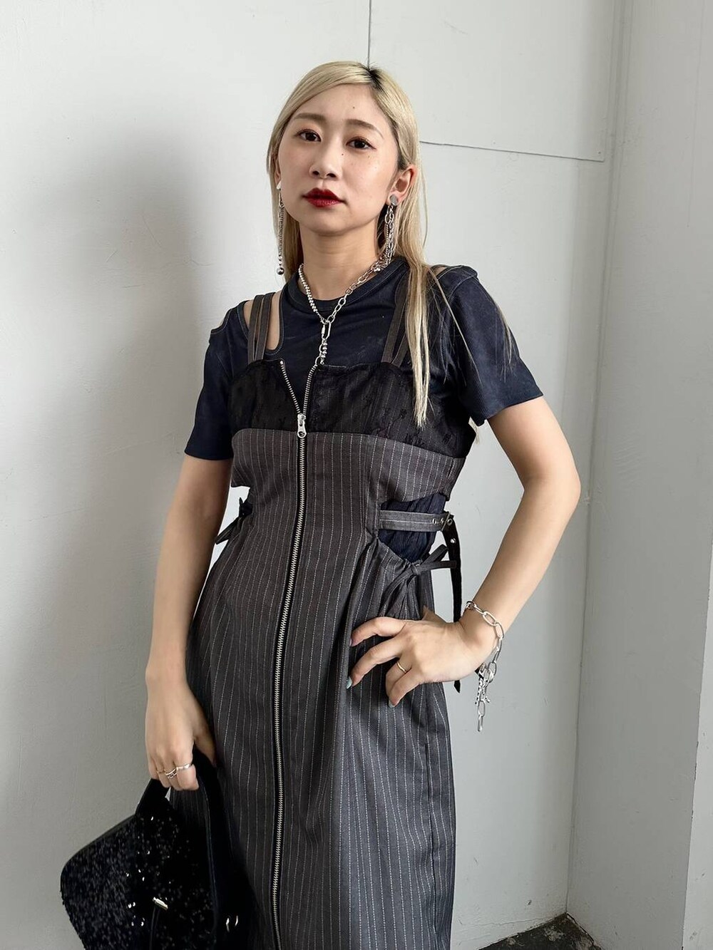 「キャミワンピース、Tシャツ、体型カバー、着痩せ・細見え、モード、結婚式2次会、休日コーデ、デート/ロマンティック、夏コーデ、女子会、個性派、モテ、きれいめ、カラーコーデ_HARE、HARE」｜「HAREの【EDGY MODE】カットデザインリブT（Tシャツ/カットソー、ブラック系）」を使った、hare_usamiさん（骨格ウェーブ・レディース・158cm）の夏コーディネートの3枚目の写真