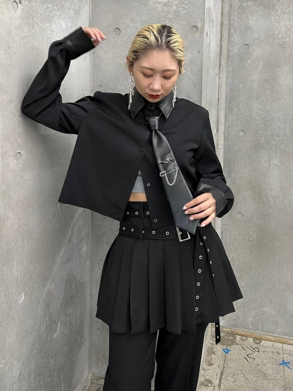 ブラック系のショルダーバッグ、ブラック系のバレエシューズ、シルバー系のピアス（両耳用）を着用したレディースの秋コーディネートの5枚目の写真