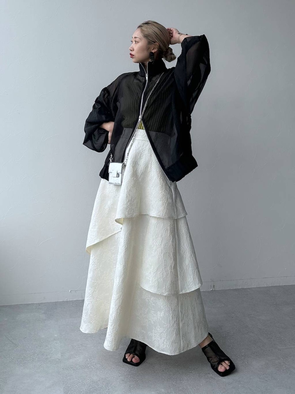 ブラック系のサンダル、イエロー系のタンクトップ、シルバー系のショルダーバッグを着用したレディースの夏コーディネートの7枚目の写真