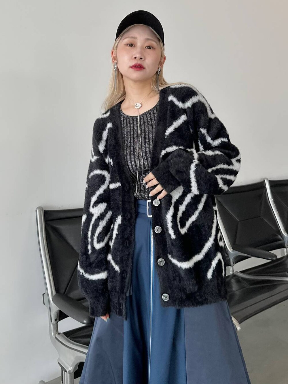 「体型カバー、着痩せ・細見え、モード、結婚式2次会、休日コーデ、デート/ロマンティック、秋コーデ、女子会、個性派、モテ、きれいめ、カラーコーデ_HARE、HARE、カーディガン、ブーツ」｜「HAREの2WAYスクエアラメニットタンクトップ(HARE)（タンクトップ、ブラック系）」を使った、hare_usamiさん（骨格ウェーブ・レディース・158cm）の秋コーディネートの4枚目の写真