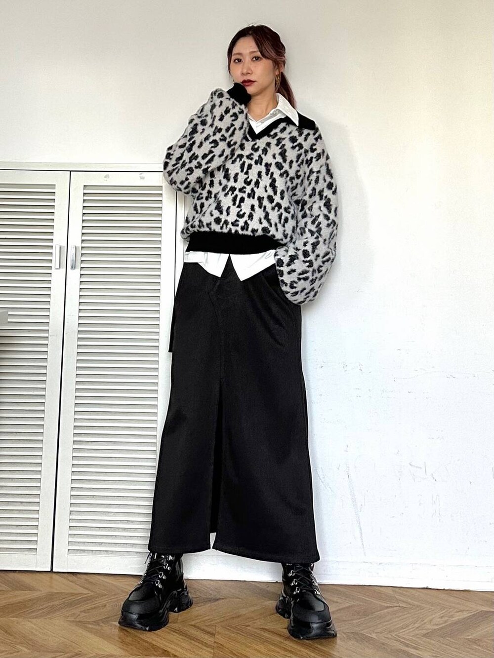 ブラック系のブーツ、ホワイト系のシャツ/ブラウス、ブラック系のスカートを着用したレディースの秋コーディネートの8枚目の写真