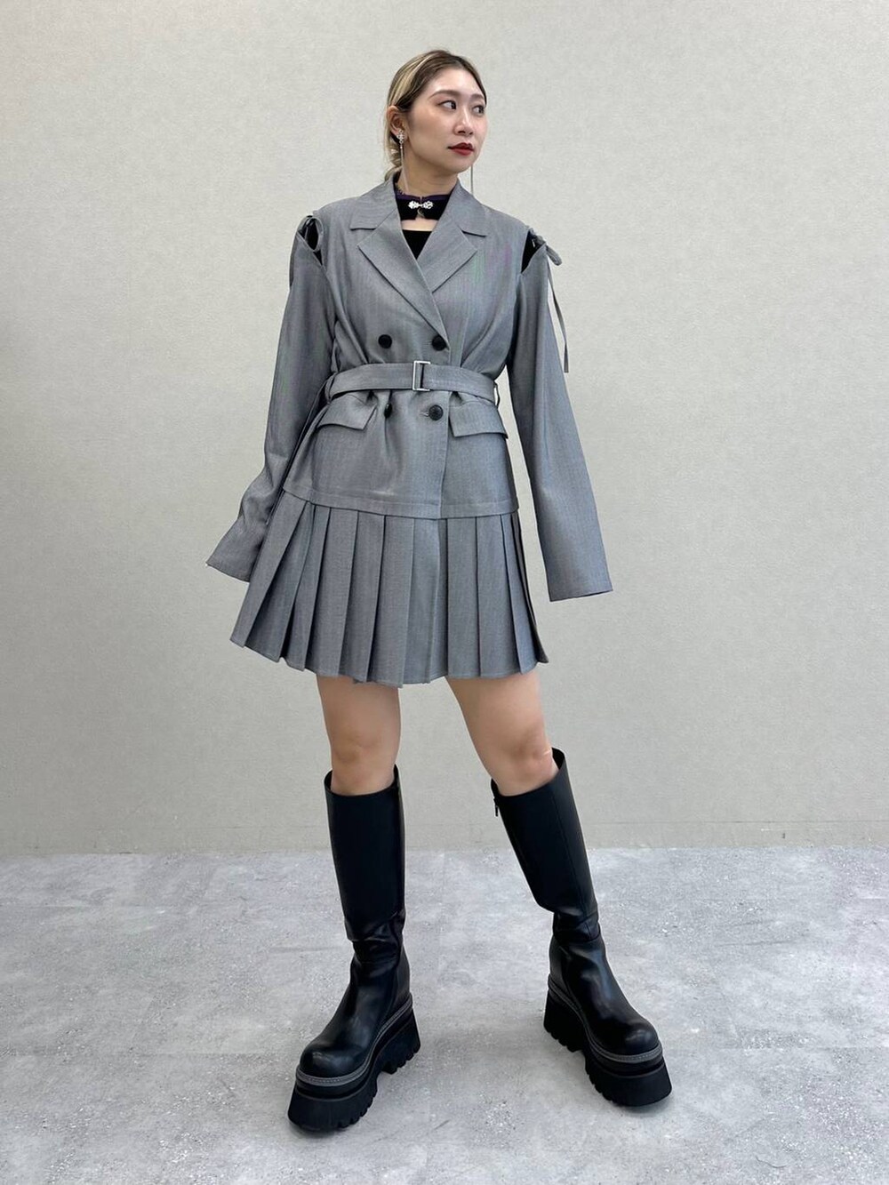 ブラック系のニット/セーター、その他のワンピース、ブラック系のブーツを着用したレディースの秋コーディネートの7枚目の写真