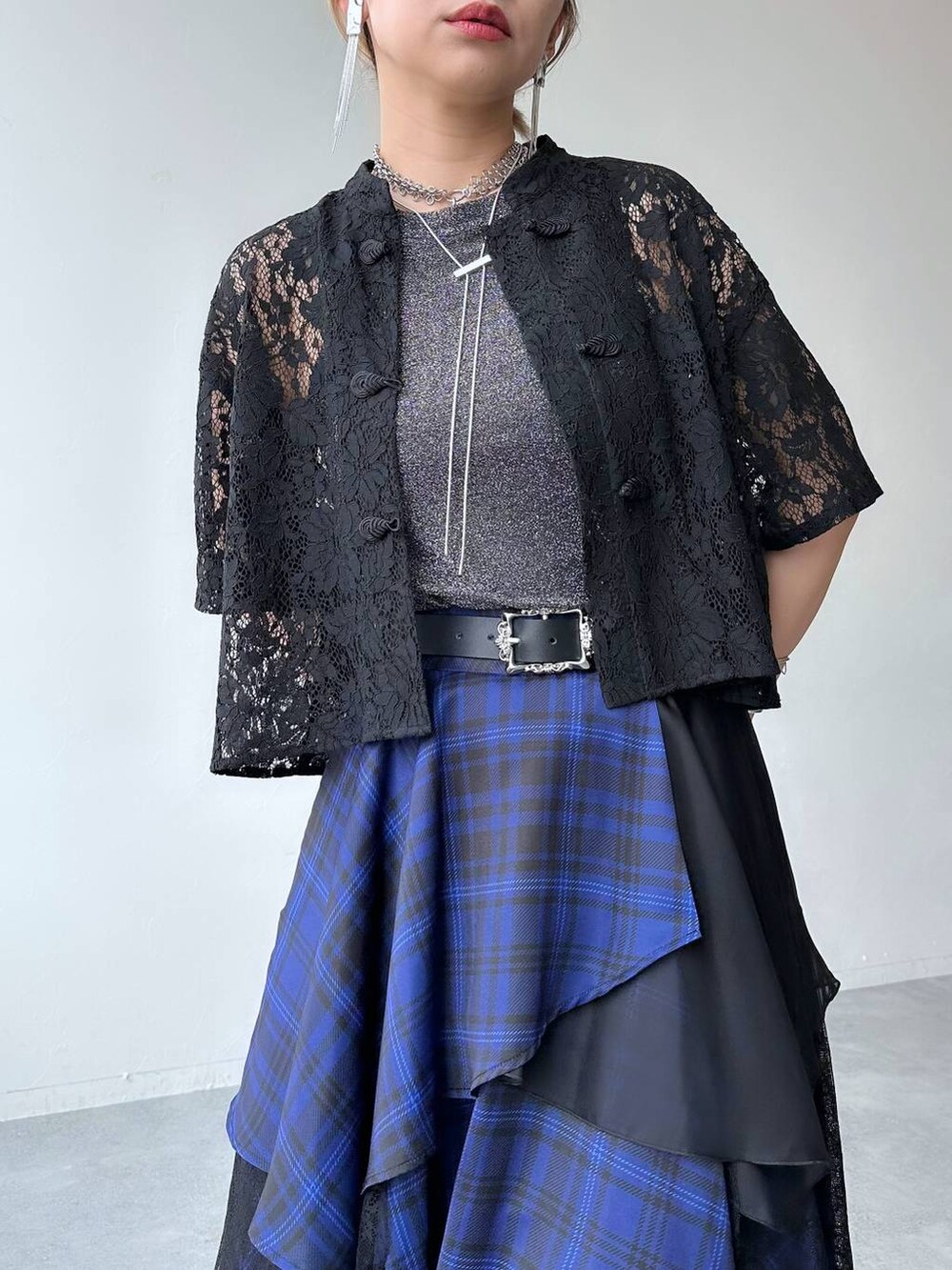 「デート/ロマンティック、春コーデ、女子会、モテ、カラーコーデ_HARE、HARE、ロングスカート、シャツ、カップ付きインナー、きれいめ、着痩せ・細見え、モード、結婚式2次会、休日コーデ、個性派」｜「HAREのメッシュレースアップブーサン(HARE)（サンダル、ブラック系）」を使った、hare_usamiさん（レディース・158cm）の春コーディネートの3枚目の写真