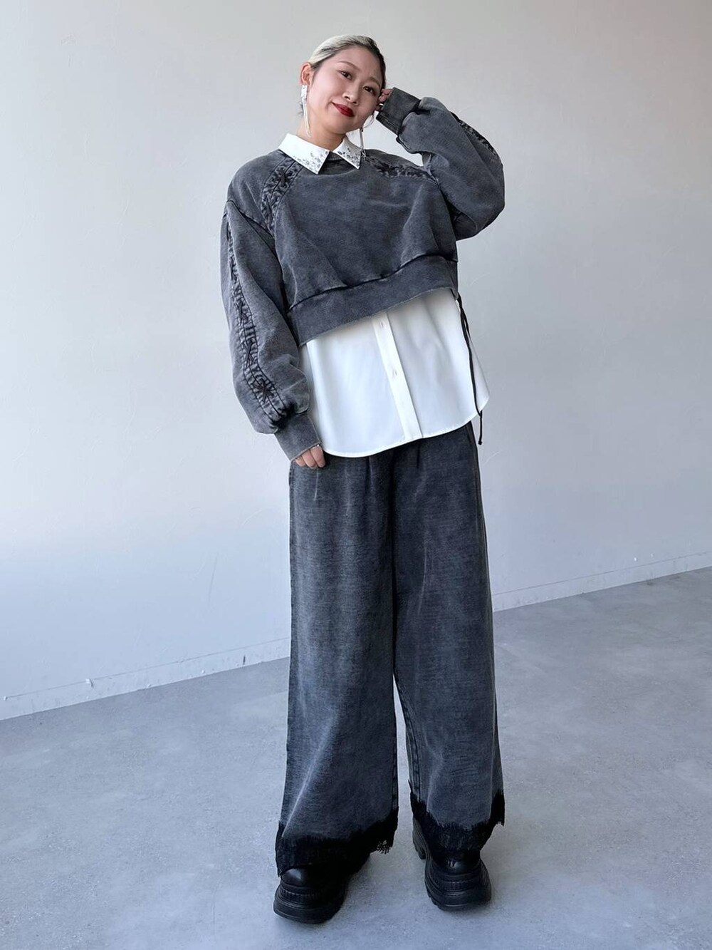 「体型カバー、着痩せ・細見え、モード、結婚式2次会、休日コーデ、デート/ロマンティック、秋コーデ、女子会、個性派、モテ、きれいめ、カラーコーデ_HARE、HARE、セットアップ、スウェット」｜「HAREのエリビジューシャツ(HARE)（シャツ/ブラウス、ホワイト系）」を使った、hare_usamiさん（レディース・158cm）の冬コーディネートの9枚目の写真