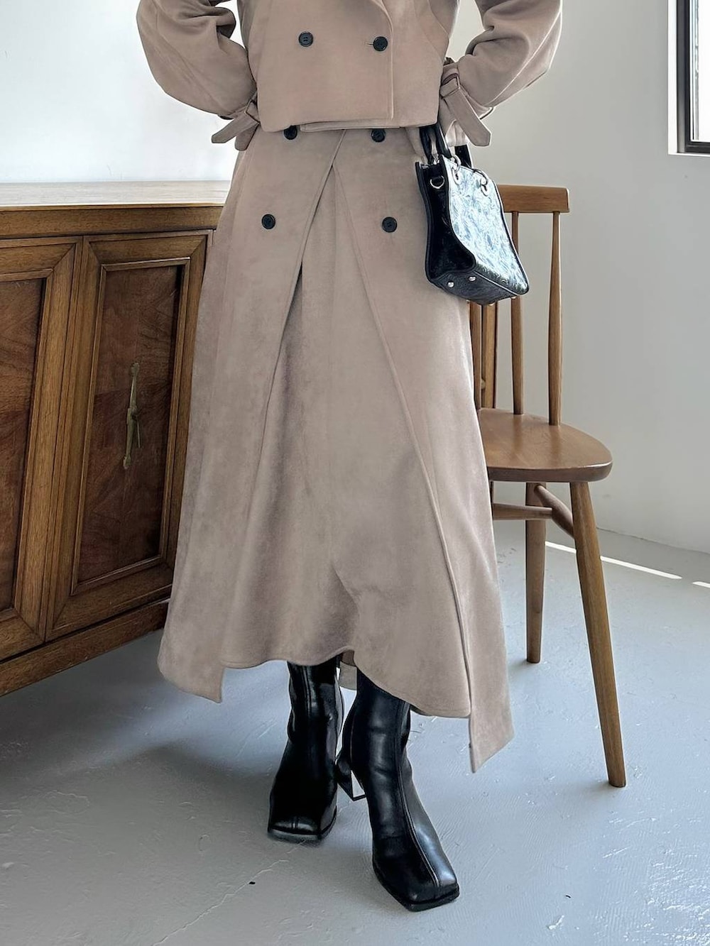 「カラーコーデ_HARE、HARE、セットアップ、きれいめ、着痩せ・細見え、モード、結婚式2次会、休日コーデ、デート/ロマンティック、夏コーデ、女子会、個性派、モテ、スカート、ワントーン」｜「HAREのFlowerエンボスミニトートバッグ(HARE)（ショルダーバッグ、ブラック系）」を使った、hare_usamiさん（レディース・158cm）の夏コーディネートの5枚目の写真