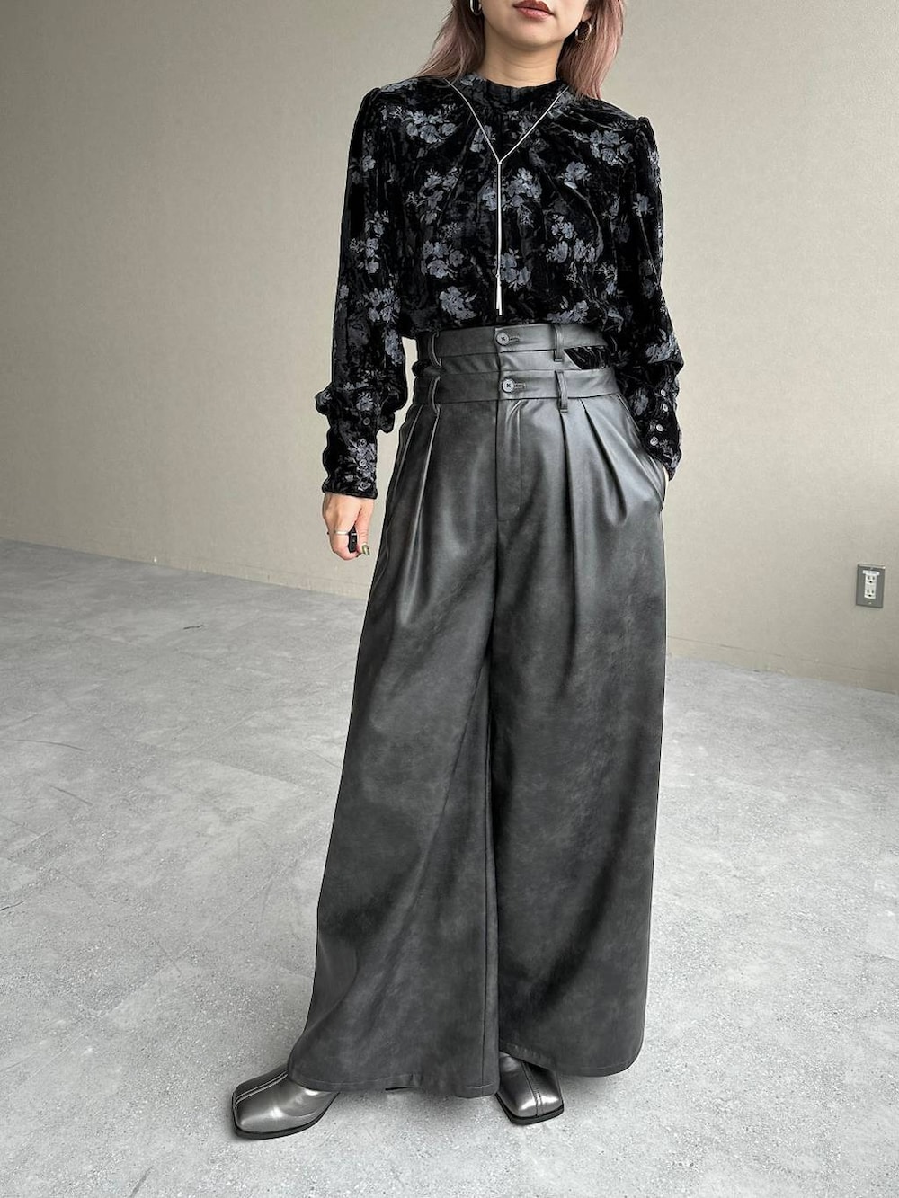 グレー系のその他パンツ、シルバー系のブーツ、パープル系のチュニックを着用したレディースの冬コーディネートの5枚目の写真