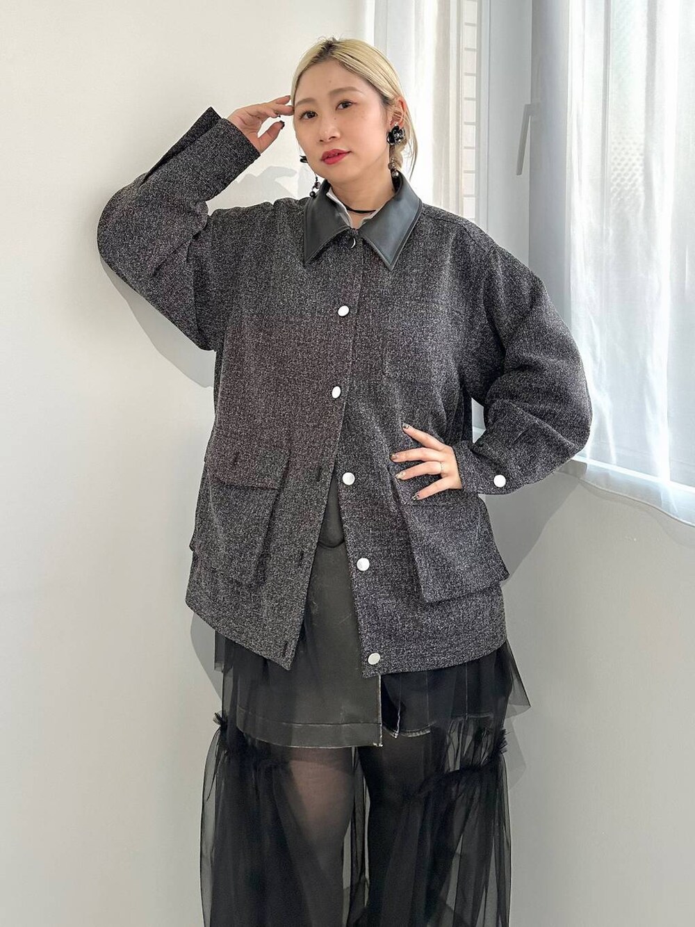 「体型カバー、着痩せ・細見え、モード、結婚式2次会、休日コーデ、デート/ロマンティック、秋コーデ、女子会、個性派、モテ、きれいめ、カラーコーデ_HARE、HARE、ジャケット、ジャケットスタイル」｜「HAREのサスツキチュールベルトスカート(HARE)（スカート、ブラック系）」を使った、hare_usamiさん（レディース・158cm）の冬コーディネートの3枚目の写真