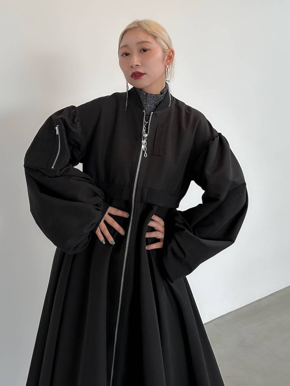 ブラック系のニット/セーター、ブラック系のブーツ、ブラック系のブルゾンを着用したレディースの秋コーディネートの3枚目の写真