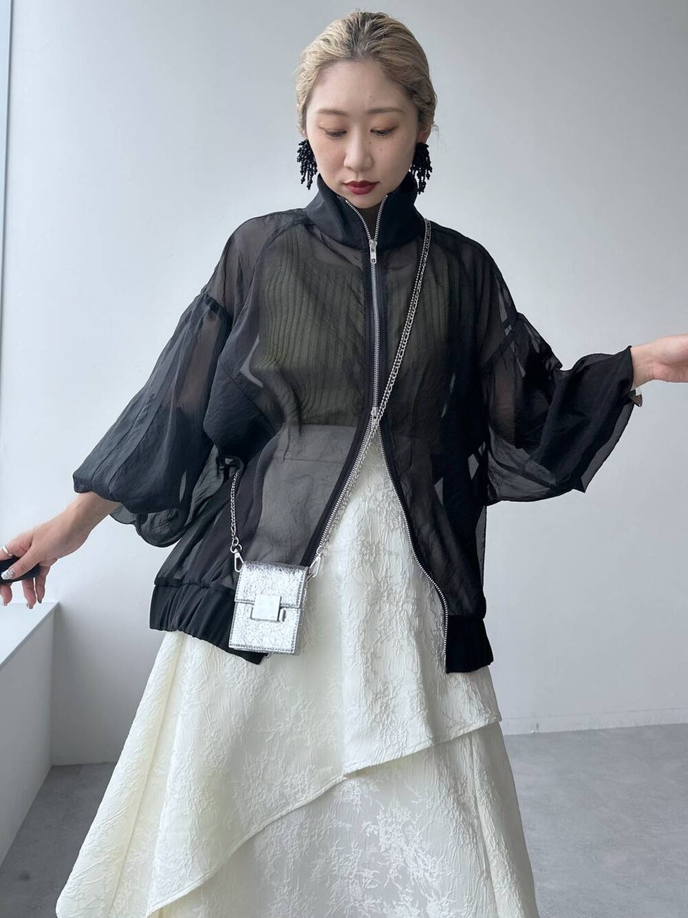 ブラック系のサンダル、イエロー系のタンクトップ、シルバー系のショルダーバッグを着用したレディースの夏コーディネートの3枚目の写真