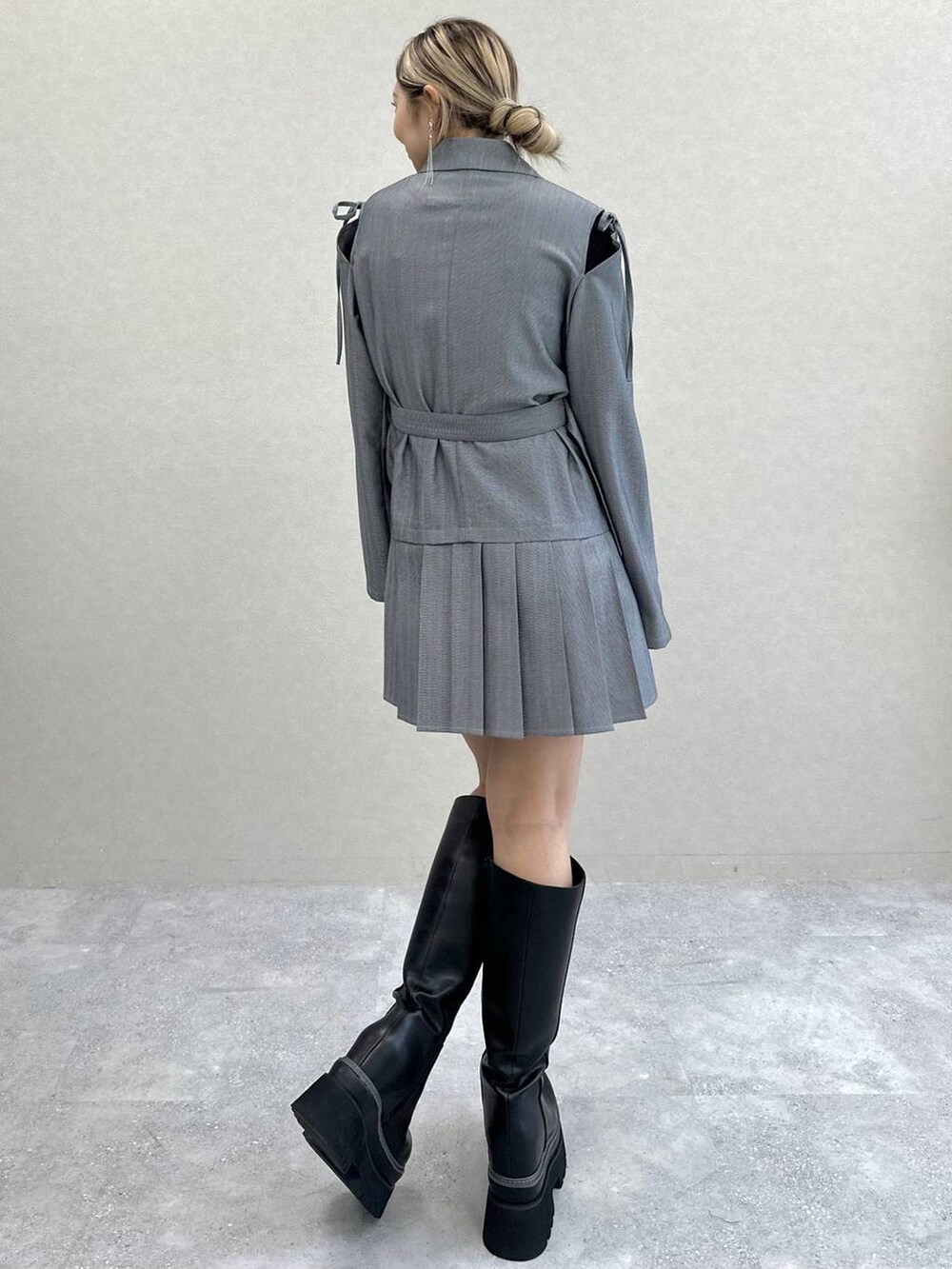 ブラック系のニット/セーター、その他のワンピース、ブラック系のブーツを着用したレディースの秋コーディネートの2枚目の写真