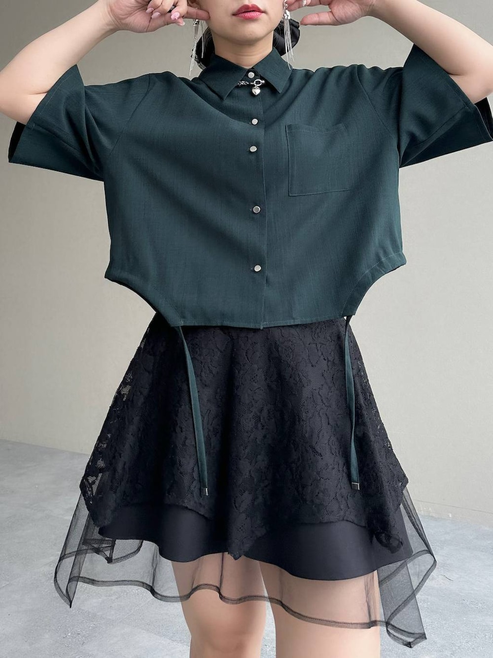「きれいめ、着痩せ・細見え、モード、結婚式2次会、休日コーデ、デート/ロマンティック、夏コーデ、女子会、個性派、モテ、カラーコーデ_HARE、HARE、シャツ、シャツスタイル、ショートパンツ」｜「HAREのモチーフツキチェーンネックレス(HARE)（ネックレス、シルバー系）」を使った、hare_usamiさん（レディース・158cm）の夏コーディネートの4枚目の写真