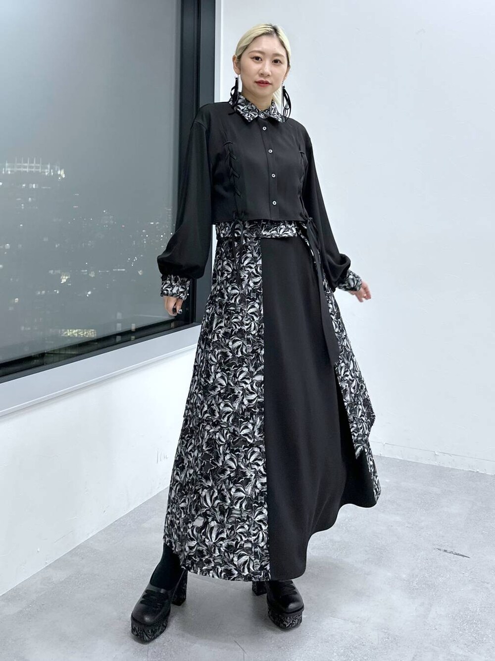 「体型カバー、着痩せ・細見え、モード、結婚式2次会、休日コーデ、デート/ロマンティック、秋コーデ、女子会、個性派、モテ、きれいめ、カラーコーデ_HARE、HARE、セットアップ、シャツ」｜「HAREのキリカエジャガードレースアップシャツ(HARE)（シャツ/ブラウス、ブラック系）」を使った、hare_usamiさん（レディース・158cm）の冬コーディネートの8枚目の写真