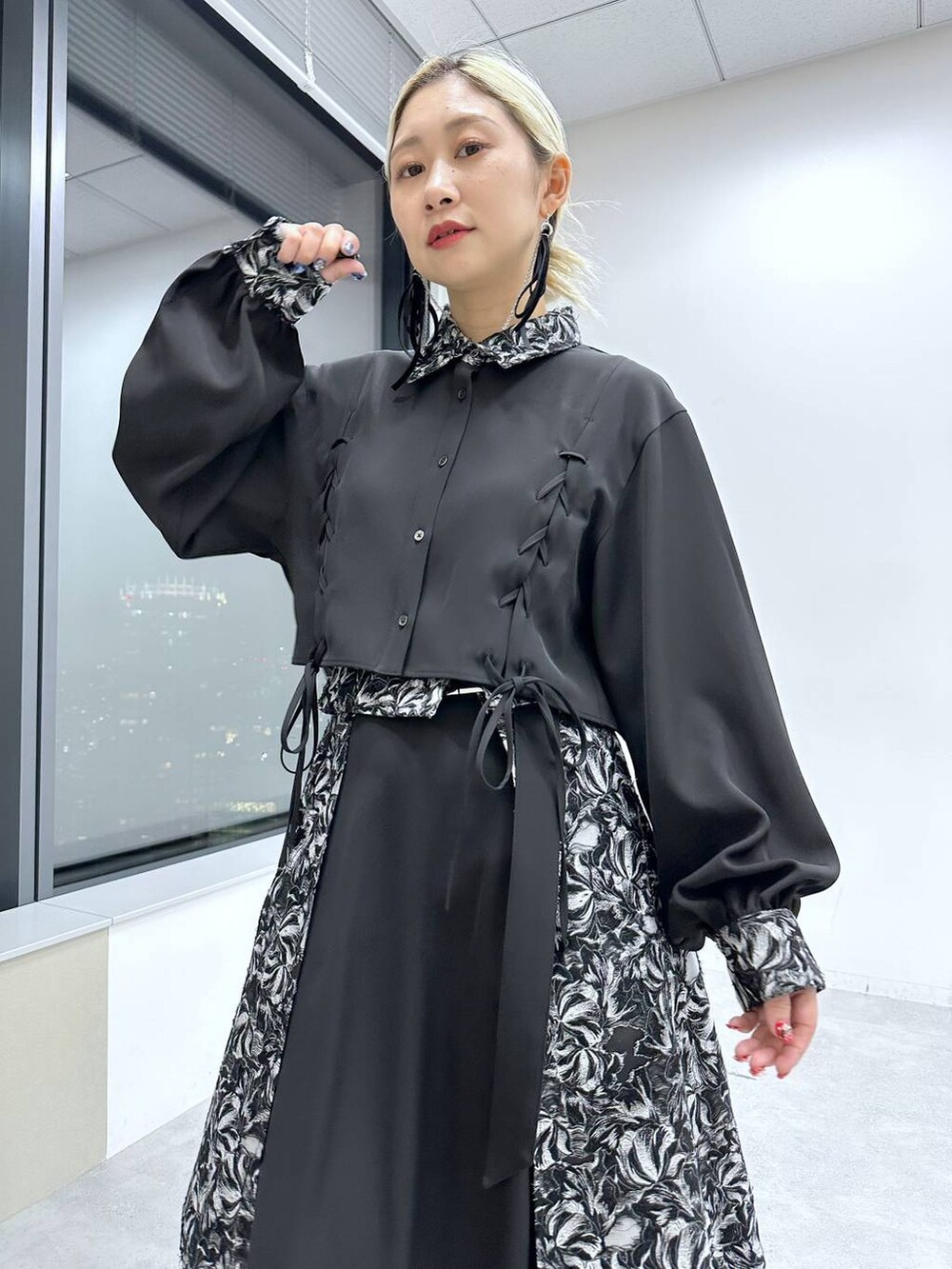 「体型カバー、着痩せ・細見え、モード、結婚式2次会、休日コーデ、デート/ロマンティック、秋コーデ、女子会、個性派、モテ、きれいめ、カラーコーデ_HARE、HARE、セットアップ、シャツ」｜「HAREのキリカエジャガードレースアップシャツ(HARE)（シャツ/ブラウス、ブラック系）」を使った、hare_usamiさん（レディース・158cm）の冬コーディネートの4枚目の写真
