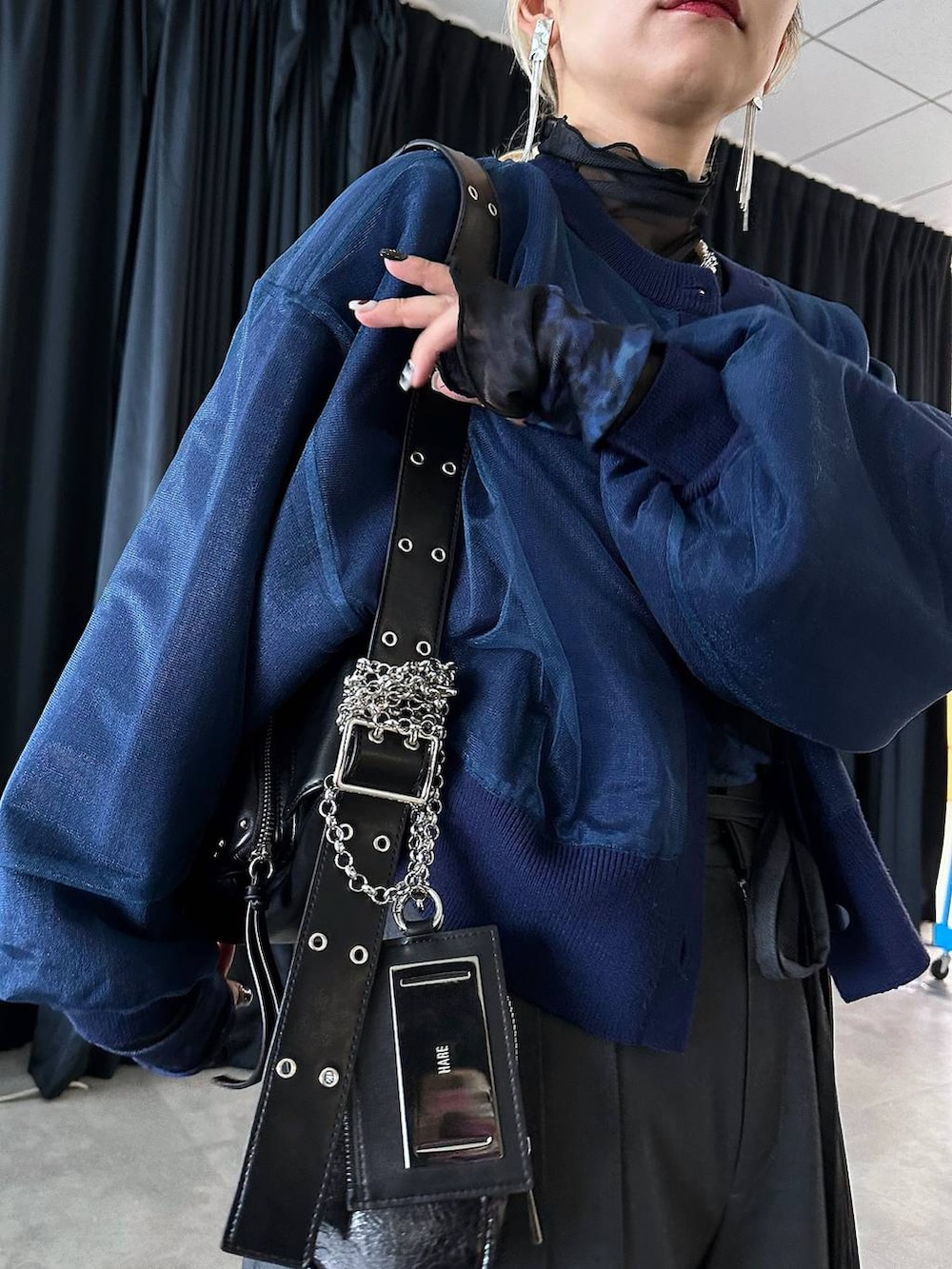 「休日コーデ、デート/ロマンティック、秋コーデ、女子会、個性派、モテ、きれいめ、カラーコーデ_HARE、HARE、ニット、カーディガン、ワイドパンツ、体型カバー、着痩せ・細見え、モード」｜「HAREのバイカーデザインブーツ(HARE)（ブーツ、ブラック系）」を使った、hare_usamiさん（レディース・158cm）の冬コーディネートの3枚目の写真