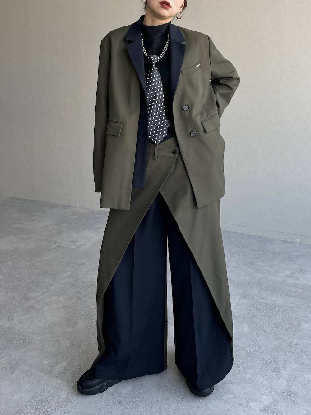 その他のネクタイ、ブラック系のショルダーバッグ、ブラック系のTシャツ/カットソーを着用したレディースの冬コーディネートの7枚目の写真