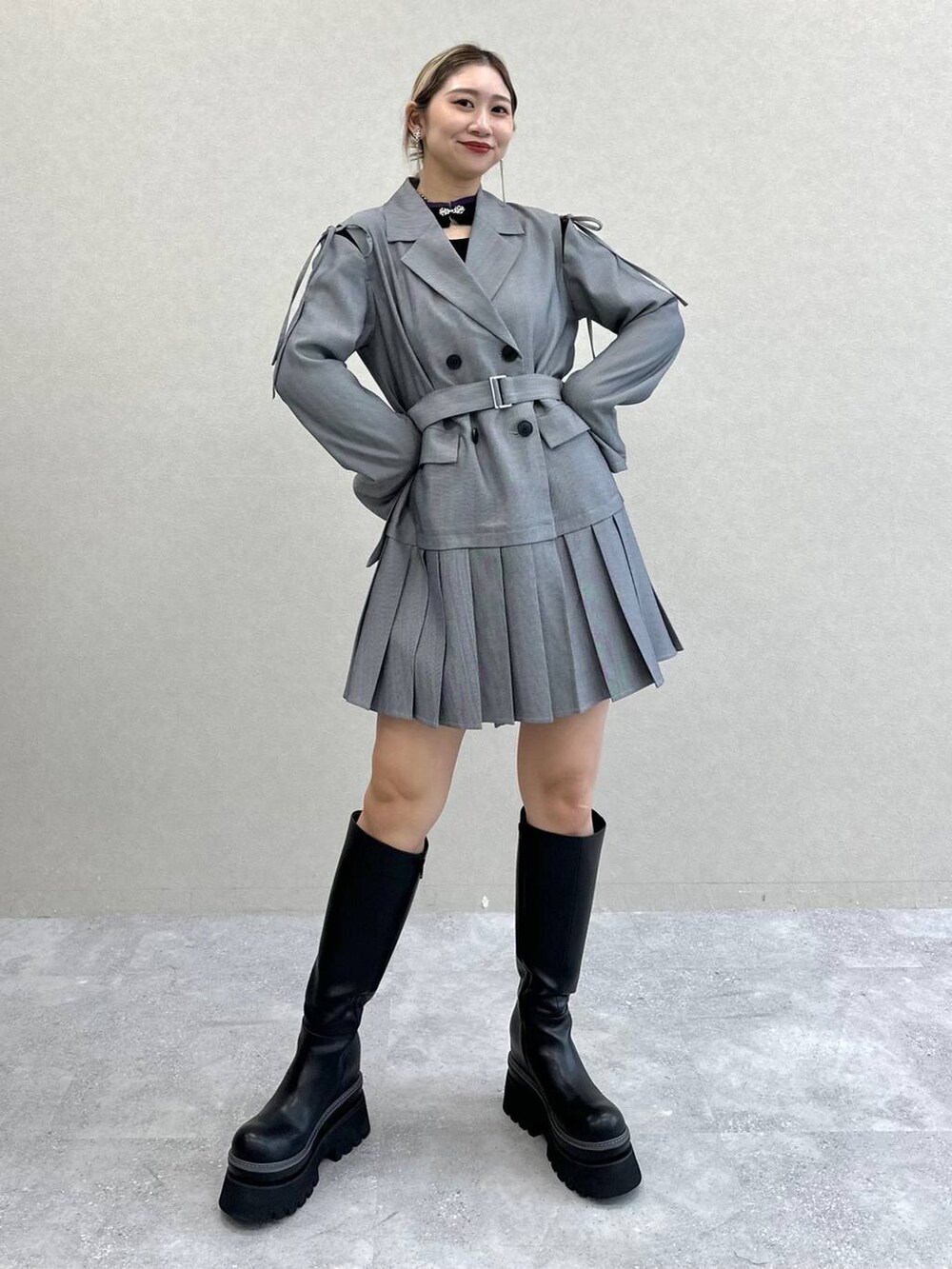 ブラック系のニット/セーター、その他のワンピース、ブラック系のブーツを着用したレディースの秋コーディネートの8枚目の写真