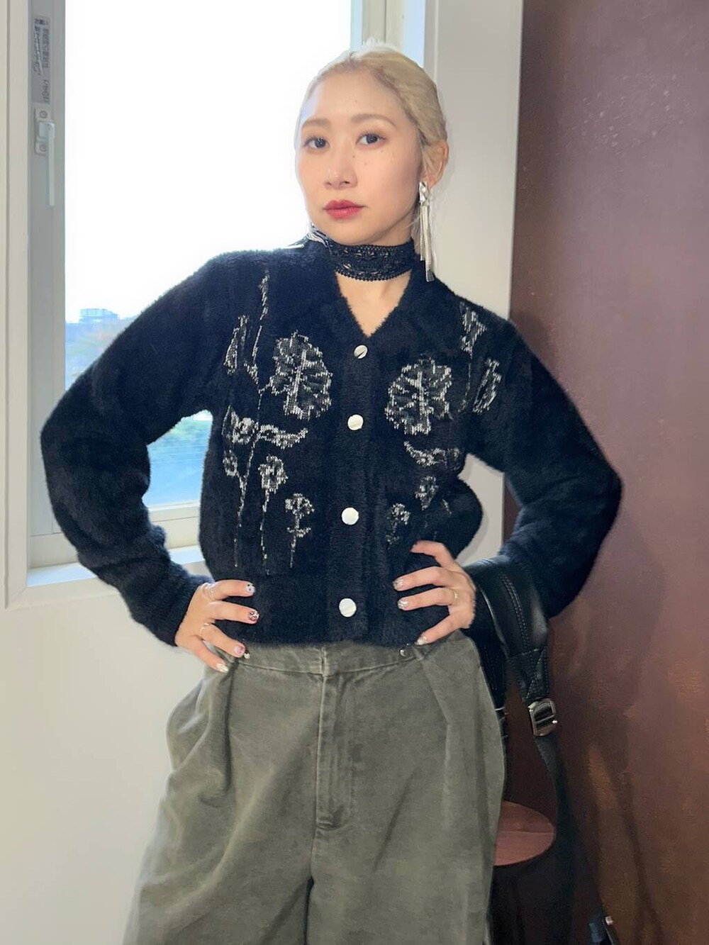 「体型カバー、着痩せ・細見え、モード、結婚式2次会、休日コーデ、デート/ロマンティック、秋コーデ、女子会、個性派、モテ、きれいめ、カラーコーデ_HARE、HARE、デニムパンツ、ニット」｜「HAREのバイカーデザインブーツ(HARE)（ブーツ、ブラック系）」を使った、hare_usamiさん（レディース・158cm）の秋コーディネートの9枚目の写真