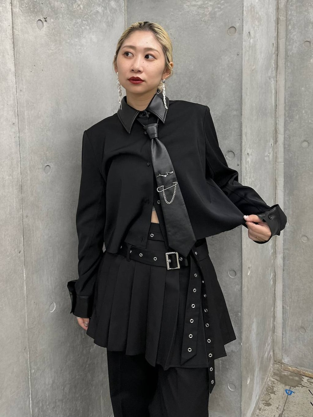 ブラック系のショルダーバッグ、ブラック系のバレエシューズ、シルバー系のピアス（両耳用）を着用したレディースの秋コーディネートの4枚目の写真