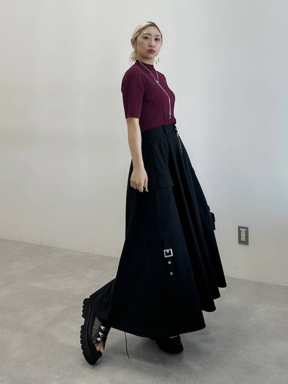「体型カバー、着痩せ・細見え、モード、結婚式2次会、休日コーデ、デート/ロマンティック、秋コーデ、女子会、個性派、モテ、きれいめ、カラーコーデ_HARE、HARE、ニット、ロングスカート」｜「HAREのメッシュレースアップブーサン(HARE)（サンダル、ブラック系）」を使った、hare_usamiさん（骨格ウェーブ・レディース・158cm）の春コーディネートの2枚目の写真