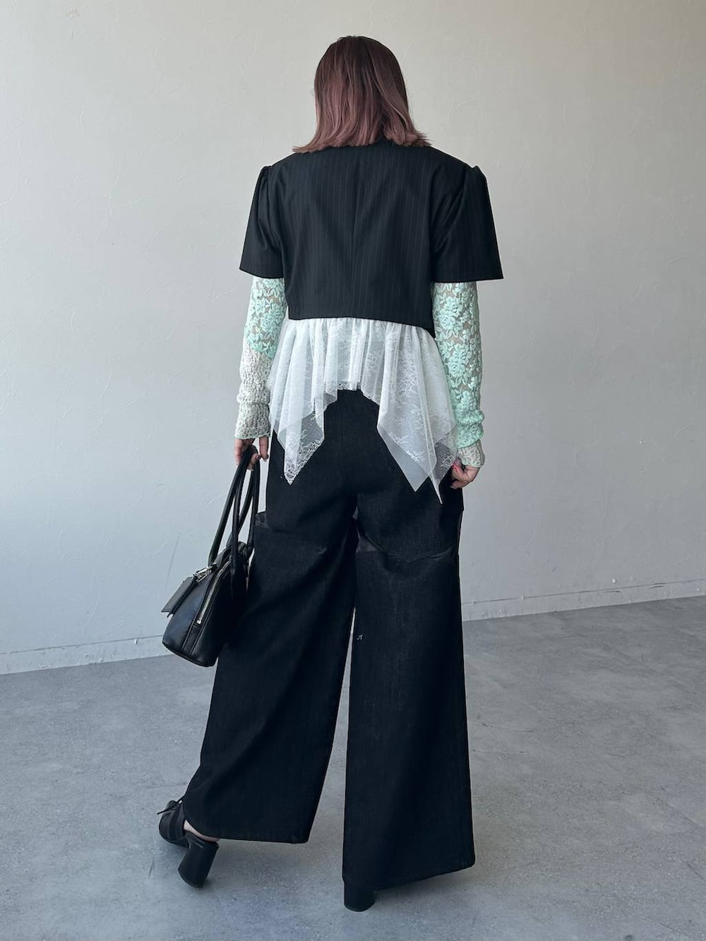 ブラック系のサンダル、ブラック系のデニムパンツ、グリーン系のTシャツ/カットソーを着用したレディースの春コーディネートの2枚目の写真