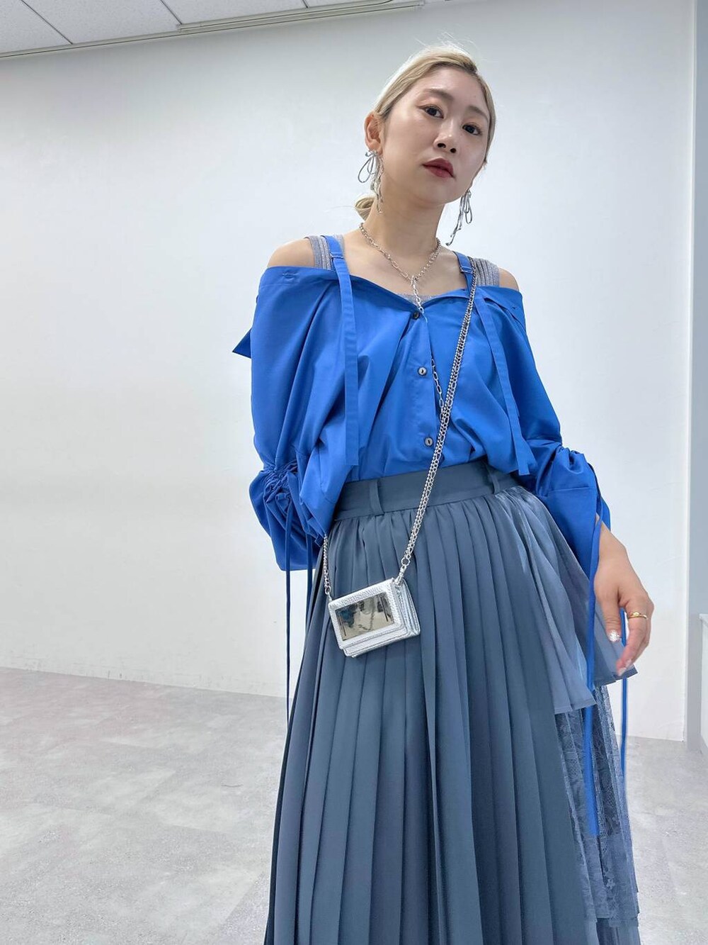「個性派、モテ、きれいめ、カラーコーデ_HARE、HARE、体型カバー、着痩せ・細見え、モード、結婚式2次会、休日コーデ、デート/ロマンティック、秋コーデ、女子会、ロングスカート、シャツ」｜「HAREのメタルヒールメッシュブーサン(HARE)（サンダル、ブラック系）」を使った、hare_usamiさん（骨格ウェーブ・レディース・158cm）の春コーディネートの6枚目の写真