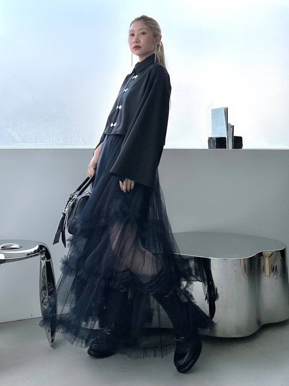 ブラック系のボストンバッグ、ブラック系のシャツ/ブラウス、ブラック系のローファーを着用したレディースの夏コーディネートの2枚目の写真