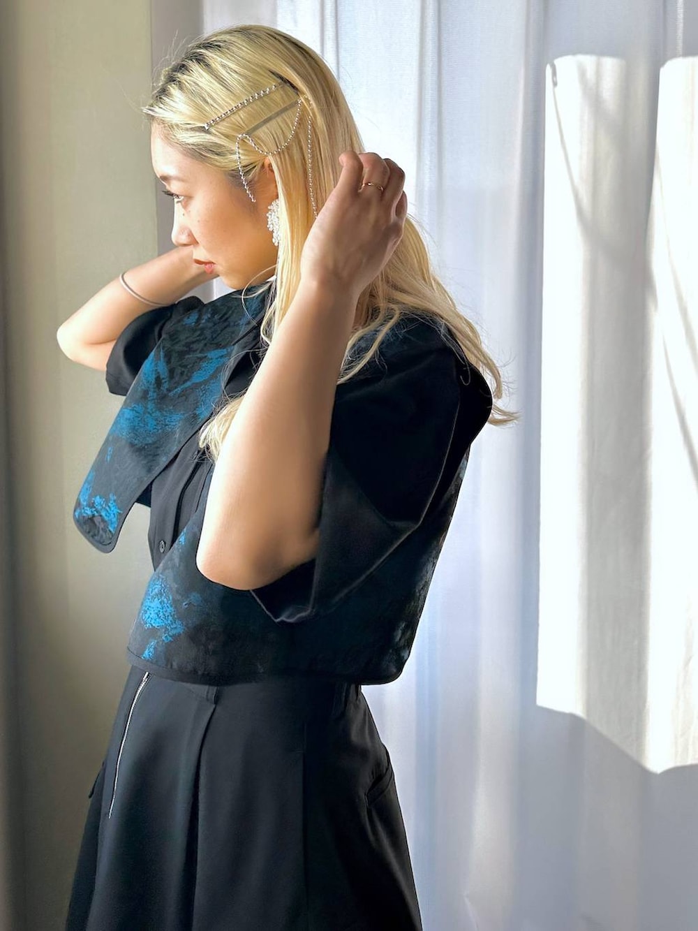 「HARE、シャツ、体型カバー、着痩せ・細見え、モード、結婚式2次会、休日コーデ、デート/ロマンティック、秋コーデ、女子会、個性派、モテ、きれいめ、カラーコーデ_HARE、ロングスカート」｜「HAREのパールボリュームデザインイヤリング(HARE)（イヤリング、ホワイト系）」を使った、hare_usamiさん（骨格ウェーブ・レディース・158cm）の春コーディネートの7枚目の写真