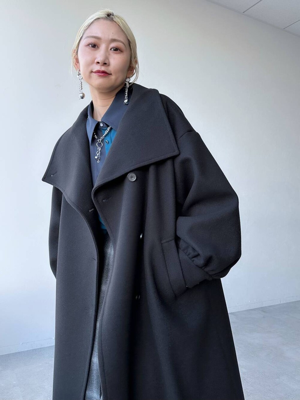 「体型カバー、着痩せ・細見え、モード、秋コーデ、女子会、個性派、モテ、きれいめ、カラーコーデ_HARE、HARE、コート、シャツ、スカート、ローファー、結婚式2次会」｜「HAREのウーリーテックBIGカラーロングコート(HARE)（チェスターコート、ブラック系）」を使った、hare_usamiさん（骨格ウェーブ・レディース・158cm）の秋コーディネートの4枚目の写真